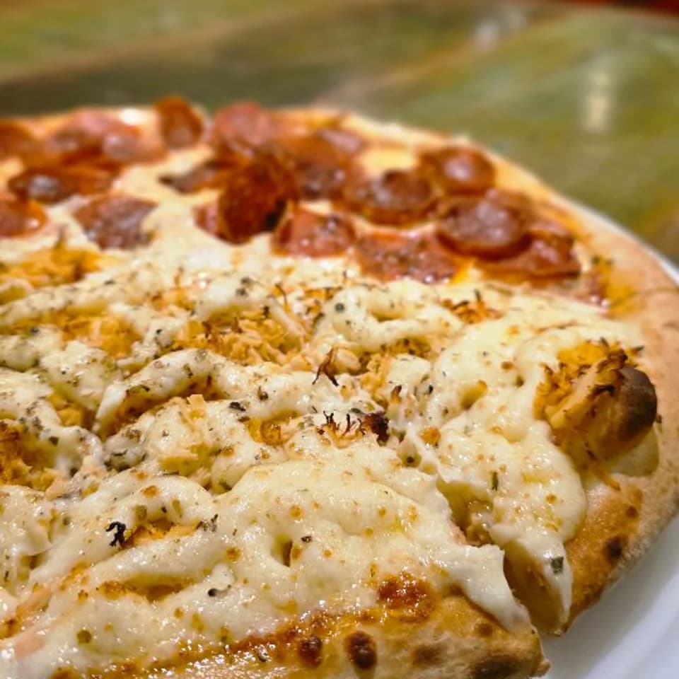 Pizza do Buzin com diferentes coberturas.