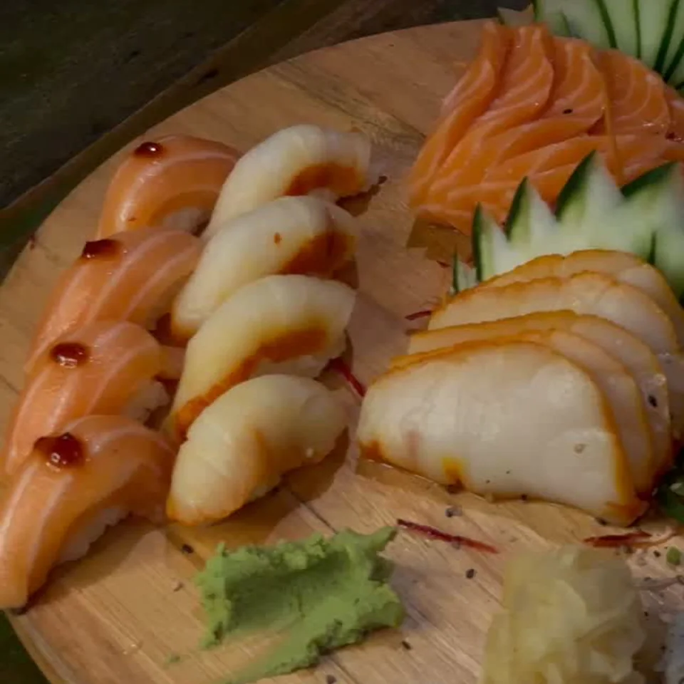 Seleção de sashimis e sushis servida no Buzin.